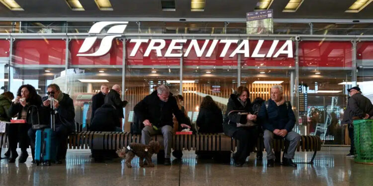Attacco hacker a Trenitalia: violati i dati di migliaia di passeggeri. Scoppia la polemica