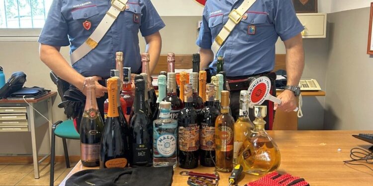 Rubano gli alcolici dal bar: nei guai cinque giovanissimi (tra cui un minorenne)