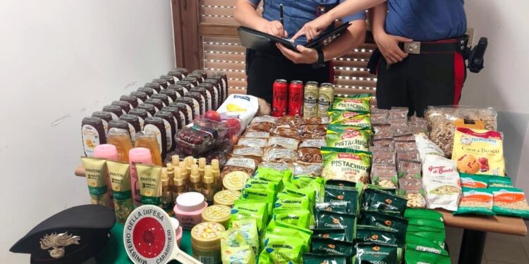 Con coltello e spesa non pagata per 400 euro: nei guai un 45enne
