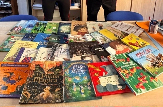 Ruba i libri della scuola materna e li rivende su internet: denunciata la cuoca