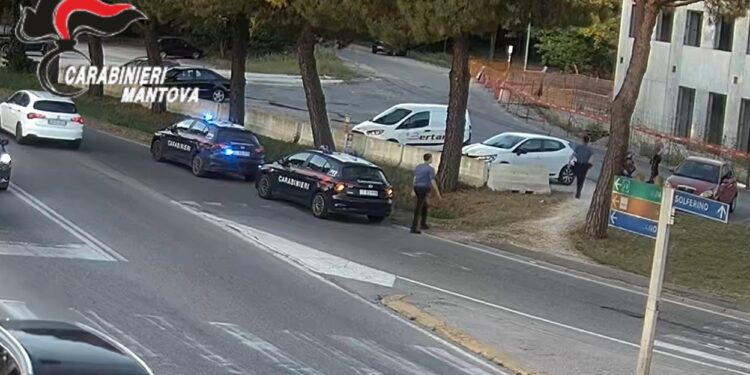 Dopo essere stato soccorso scaglia pietre ai carabinieri: arrestato
