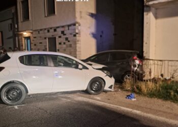 Si schianta contro un’auto in sosta: grave in ospedale un 40enne