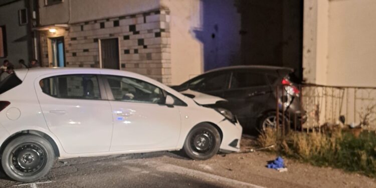 Si schianta contro un’auto in sosta: grave in ospedale un 40enne
