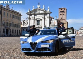 Si scaglia contro gli agenti e danneggia la Volante e gli uffici della Questura: arrestato