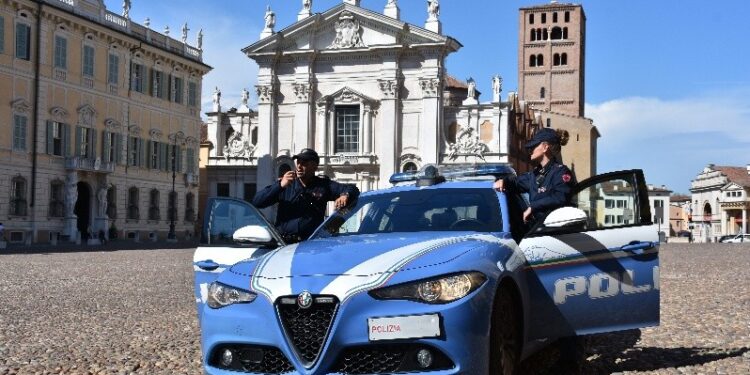 Si scaglia contro gli agenti e danneggia la Volante e gli uffici della Questura: arrestato
