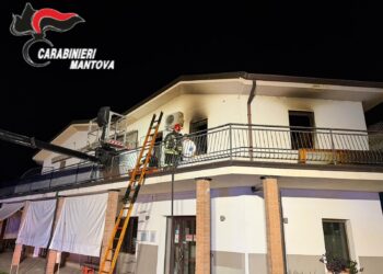 Scoppia l’incendio nel suo appartamento: muore a 54 anni