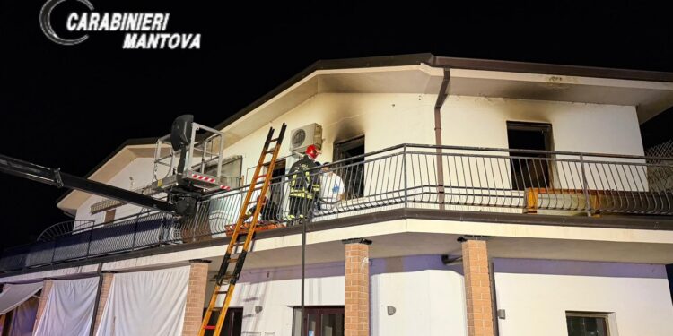 Scoppia l’incendio nel suo appartamento: muore a 54 anni