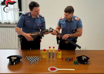 Sparano colpi di arma da fuoco verso casa del vicino: denunciati