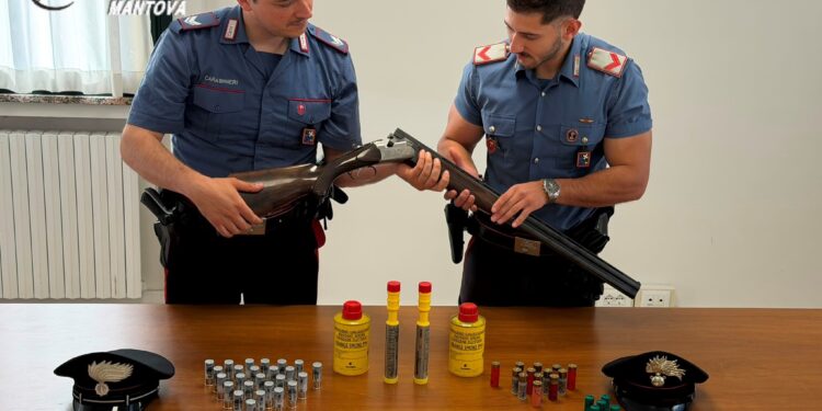 Sparano colpi di arma da fuoco verso casa del vicino: denunciati