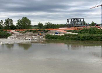 Raddoppio ferroviario: montata la prima trave del ponte sull’Oglio