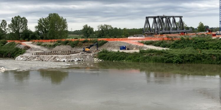Raddoppio ferroviario: montata la prima trave del ponte sull’Oglio