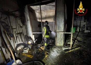 A fuoco nella notte un capannone di un’azienda agricola