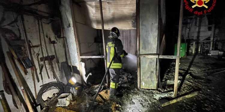A fuoco nella notte un capannone di un’azienda agricola