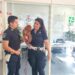 La polizia locale trova un cagnolino che vaga lungo la strada e lo restituisce ai proprietari