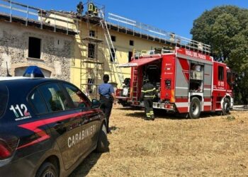 Scoppia un incendio sul tetto di un’abitazione mentre ci sono gli operai al lavoro