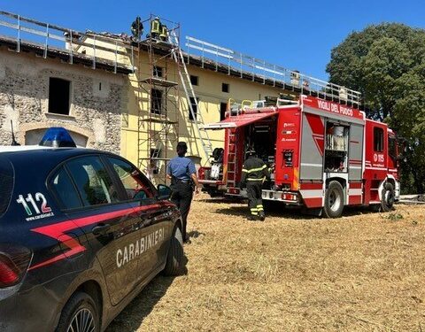 Scoppia un incendio sul tetto di un’abitazione mentre ci sono gli operai al lavoro