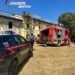 Scoppia un incendio sul tetto di un’abitazione mentre ci sono gli operai al lavoro