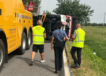 Con le ruote sul ciglio erboso: camion dei vigili del fuoco finisce coricato in mezzo alla strada