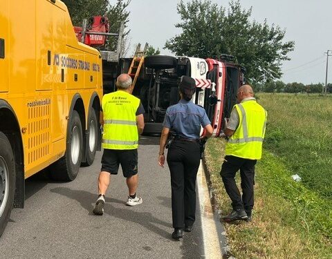 Con le ruote sul ciglio erboso: camion dei vigili del fuoco finisce coricato in mezzo alla strada