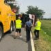 Con le ruote sul ciglio erboso: camion dei vigili del fuoco finisce coricato in mezzo alla strada