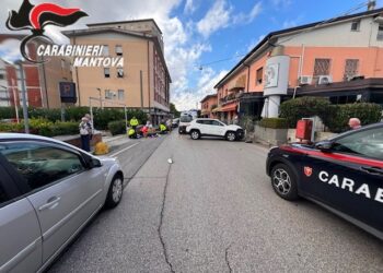 Travolto e ucciso sotto gli occhi di moglie e figli mentre risale in auto