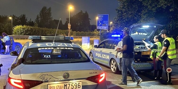 Controlli della polizia contro le stragi del sabato sera