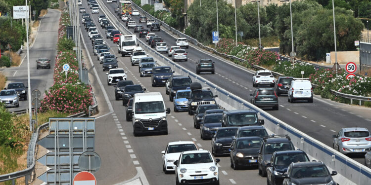 Caldo e traffico, primo weekend da bollino nero: 26 milioni di italiani in viaggio