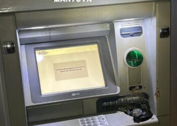 Tentano di manomettere il bancomat: banditi costretti alla fuga a mani vuote