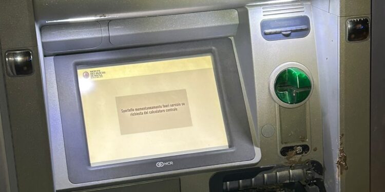 Tentano di manomettere il bancomat: banditi costretti alla fuga a mani vuote