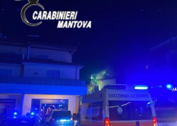 Incendio da una candela lasciata sul tavolo: tutta la palazzina evacuata