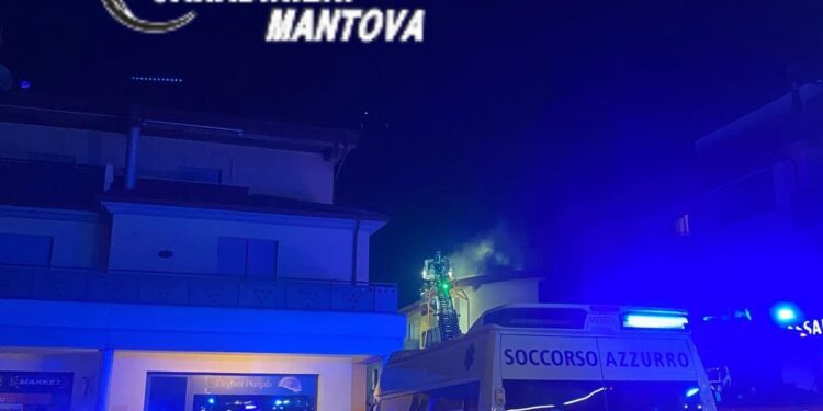Incendio da una candela lasciata sul tavolo: tutta la palazzina evacuata
