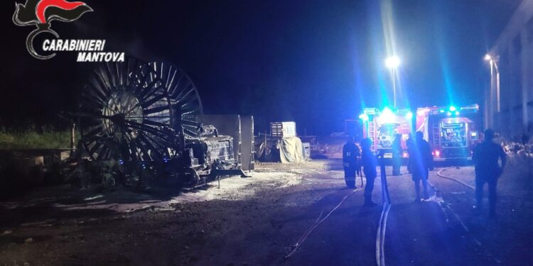 Maxi incendio nella notte: colpite due aziende agricole