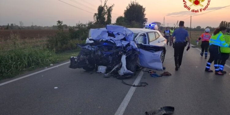 Due morti nel terribile schianto frontale tra auto alle porte di Asola