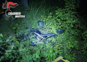 In moto tira dritto in curva: muore un 36enne