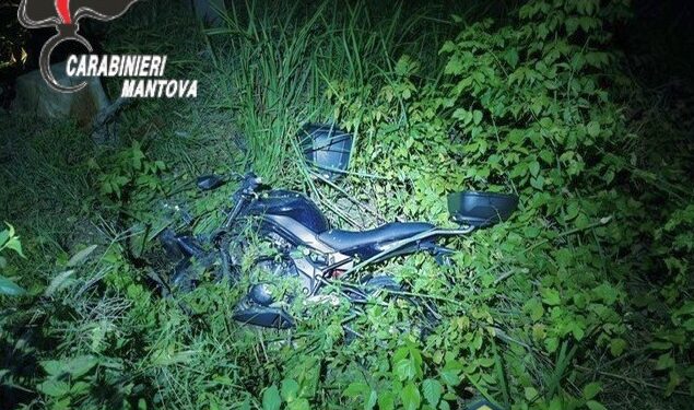 In moto tira dritto in curva: muore un 36enne