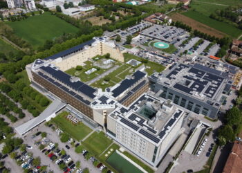Scivola lungo le scale in azienda: operaia 49enne portata in ospedale