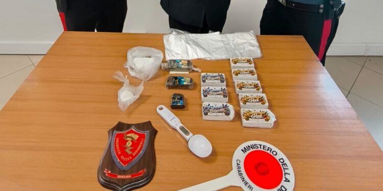 Droga addosso e in casa: in arresto due fratelli pusher