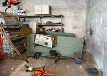 Travolto da una pressa mentre sistema il garage con un amico: grave un 59enne
