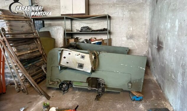 Travolto da una pressa mentre sistema il garage con un amico: grave un 59enne