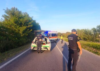 Ciclista investito da un’auto cade e batte la testa: è grave