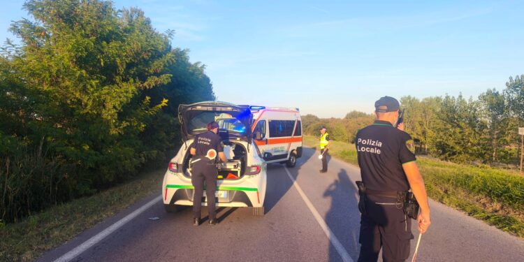Ciclista investito da un’auto cade e batte la testa: è grave