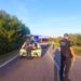 Ciclista investito da un’auto cade e batte la testa: è grave
