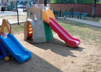 Cade dallo scivolo della scuola materna: bambino di tre anni via in elisoccorso