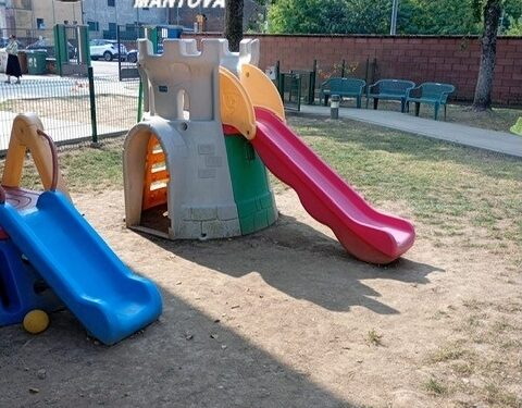 Cade dallo scivolo della scuola materna: bambino di tre anni via in elisoccorso