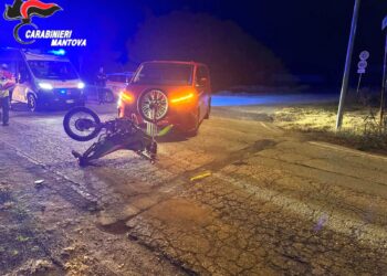 Schianto tra auto e motorino: una 19enne finisce in ospedale