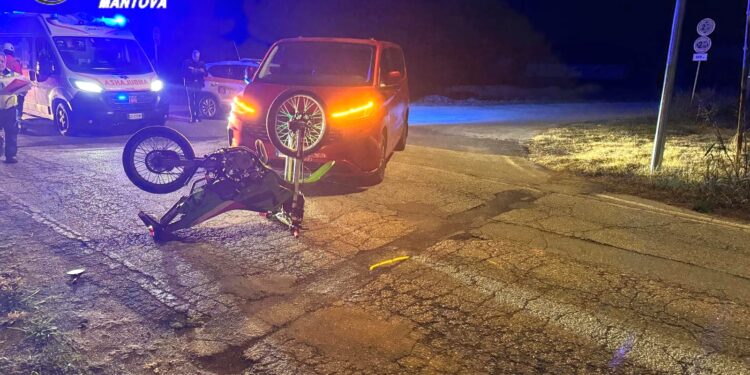 Schianto tra auto e motorino: una 19enne finisce in ospedale