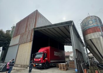 Con un piede incastrato tra pianale e transpallet: cade autotrasportatore, è grave