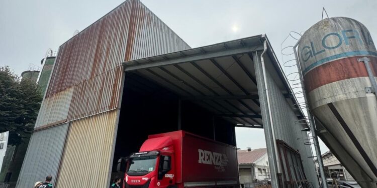 Con un piede incastrato tra pianale e transpallet: cade autotrasportatore, è grave