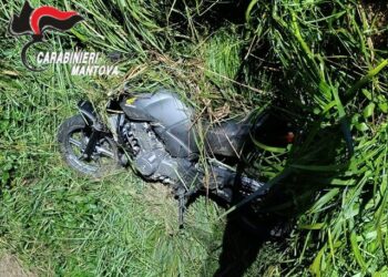 Si schianta a bordo della moto: muore 48enne padre di quattro figli