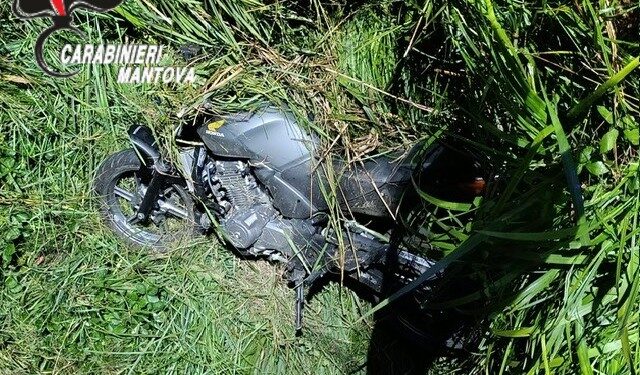 Si schianta a bordo della moto: muore 48enne padre di quattro figli